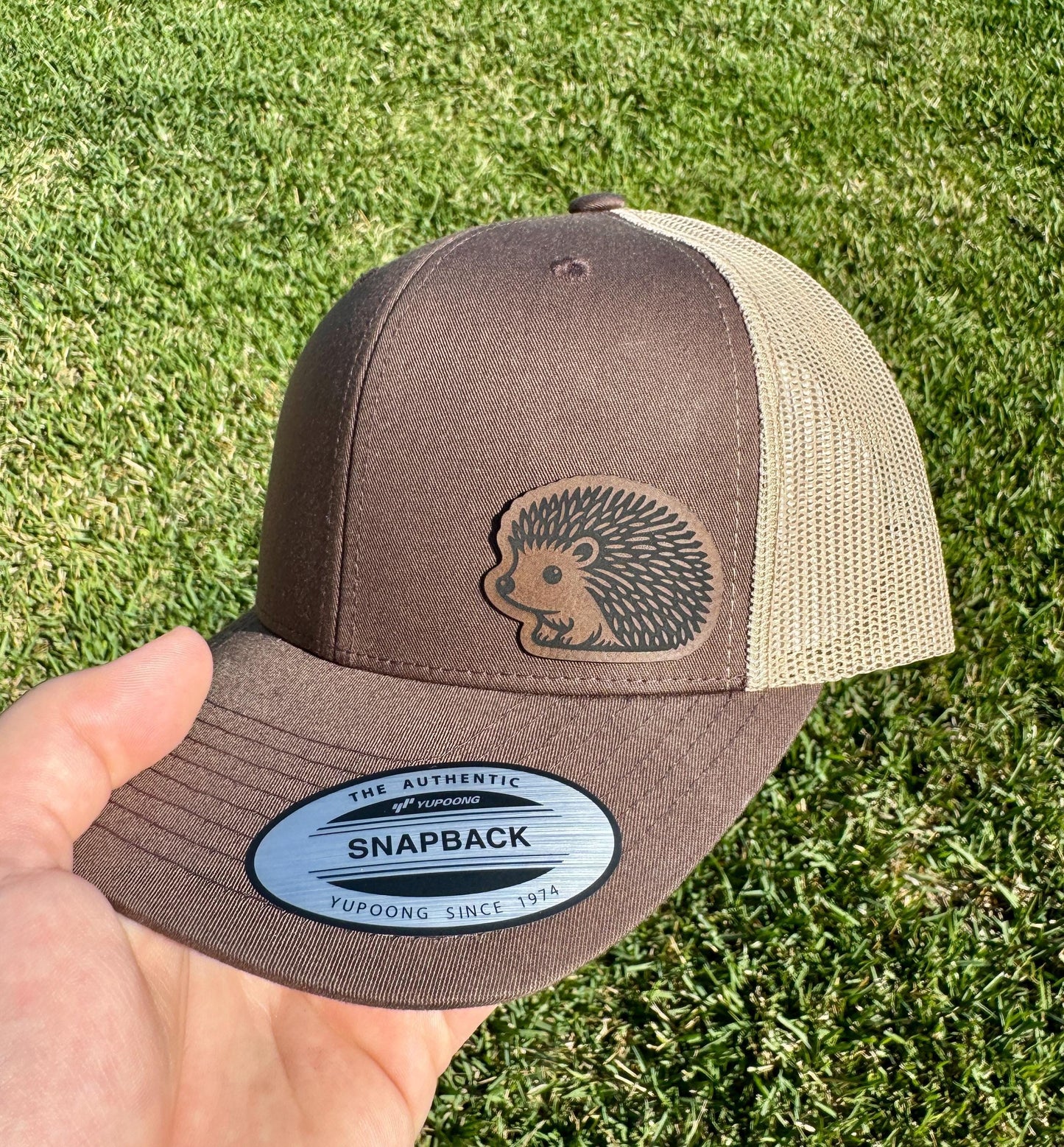 Hedgehog Hat Snapback Trucker – Cute Engraved Patch Cap for Animal Lovers, Funny Gift for Nature Fans, Quirky Outdoor Style