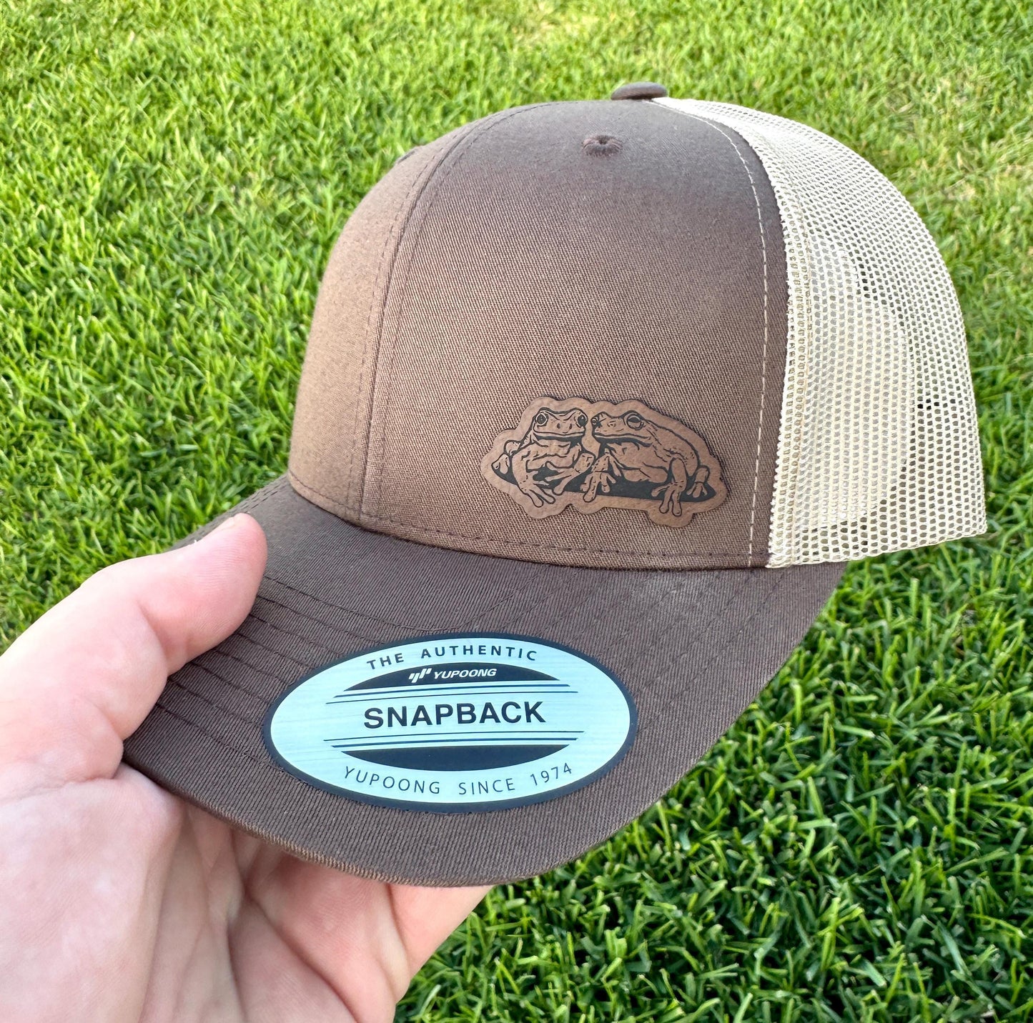 Frogs Hat – Snapback Trucker Hat with Engraved Frogs Patch, Nature Lover Gift, Amphibian Wildlife Cap, Rustic Outdoor Animal Hat