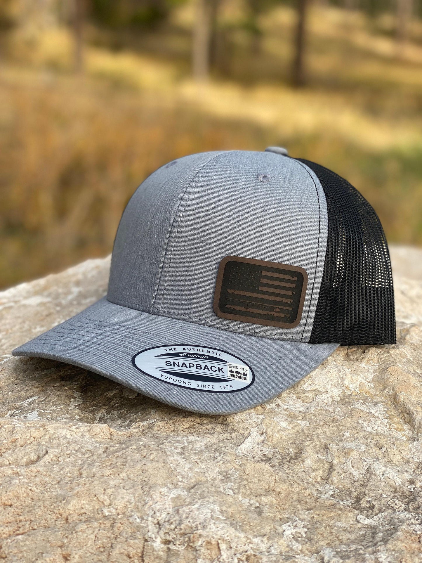 American Flag Fishing Pole Hat – Patriotic Snapback or Trucker Cap for Fishermen – USA Flag & Fishing Gear Hat for Outdoorsmen