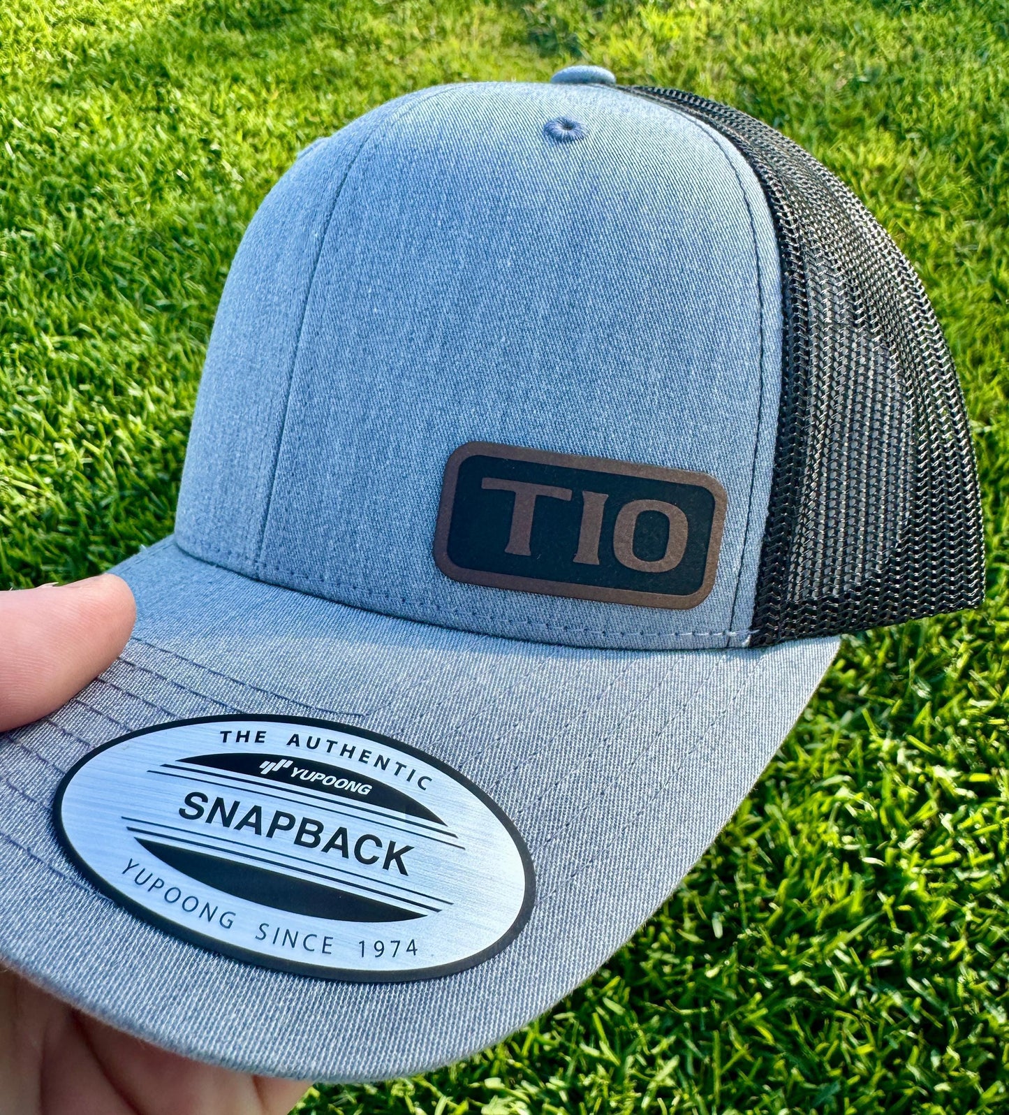 Tio Hat – Snapback Trucker Hat with Leatherette Patch – Gift for Uncle – Spanish Uncle Hat – Latino Family Gift – Cool Tio Cap