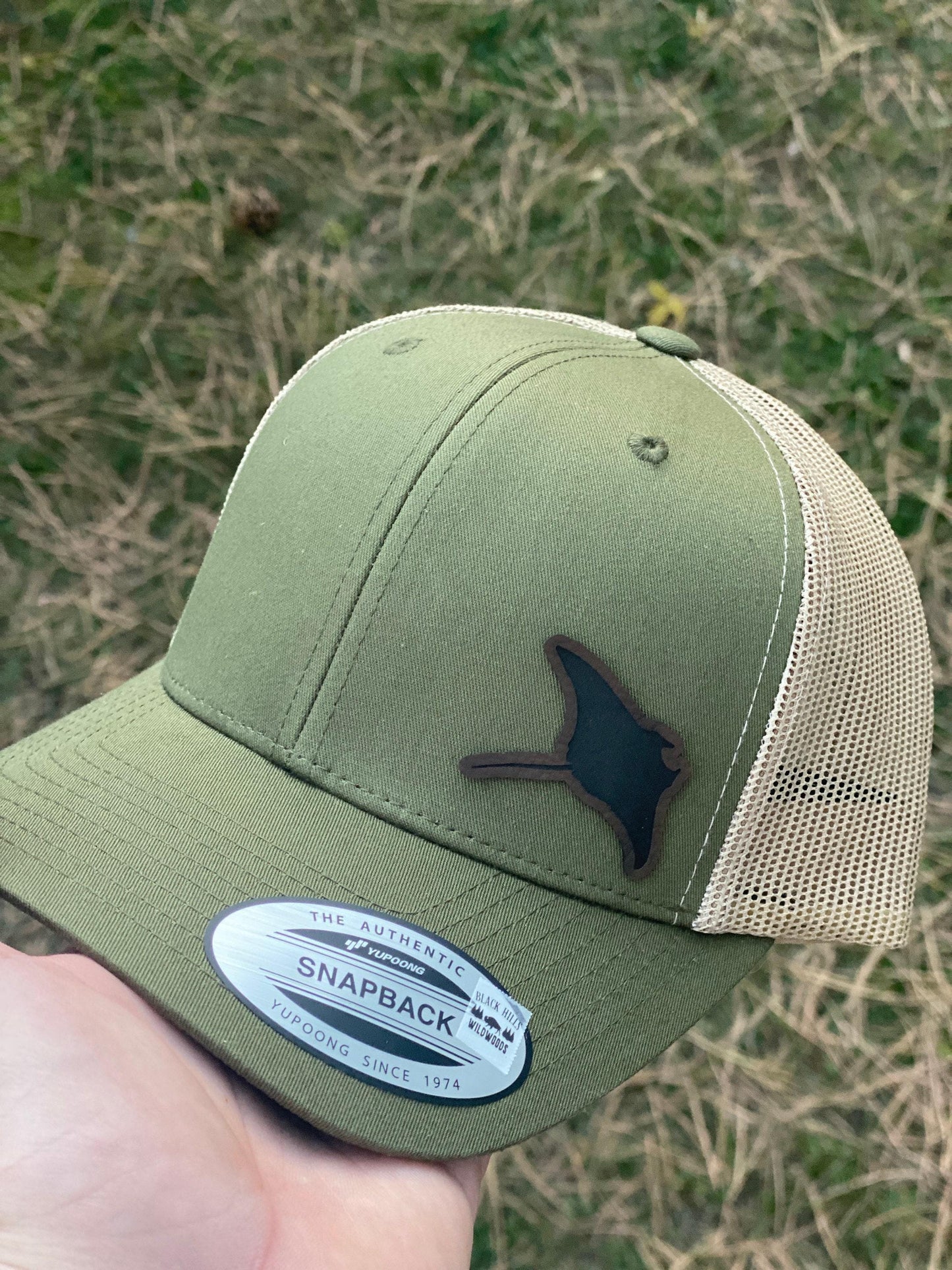 Stingray Hat – Snapback Trucker Hat with Leatherette Patch – Ocean Animal Cap – Marine Life Hat – Gift for Divers, Surfers & Ocean Lovers