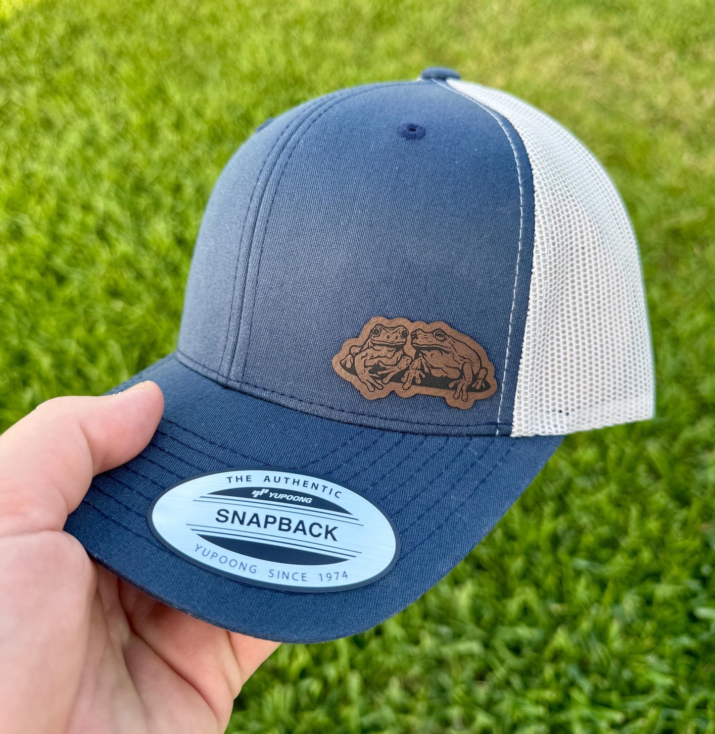 Frogs Hat – Snapback Trucker Hat with Engraved Frogs Patch, Nature Lover Gift, Amphibian Wildlife Cap, Rustic Outdoor Animal Hat