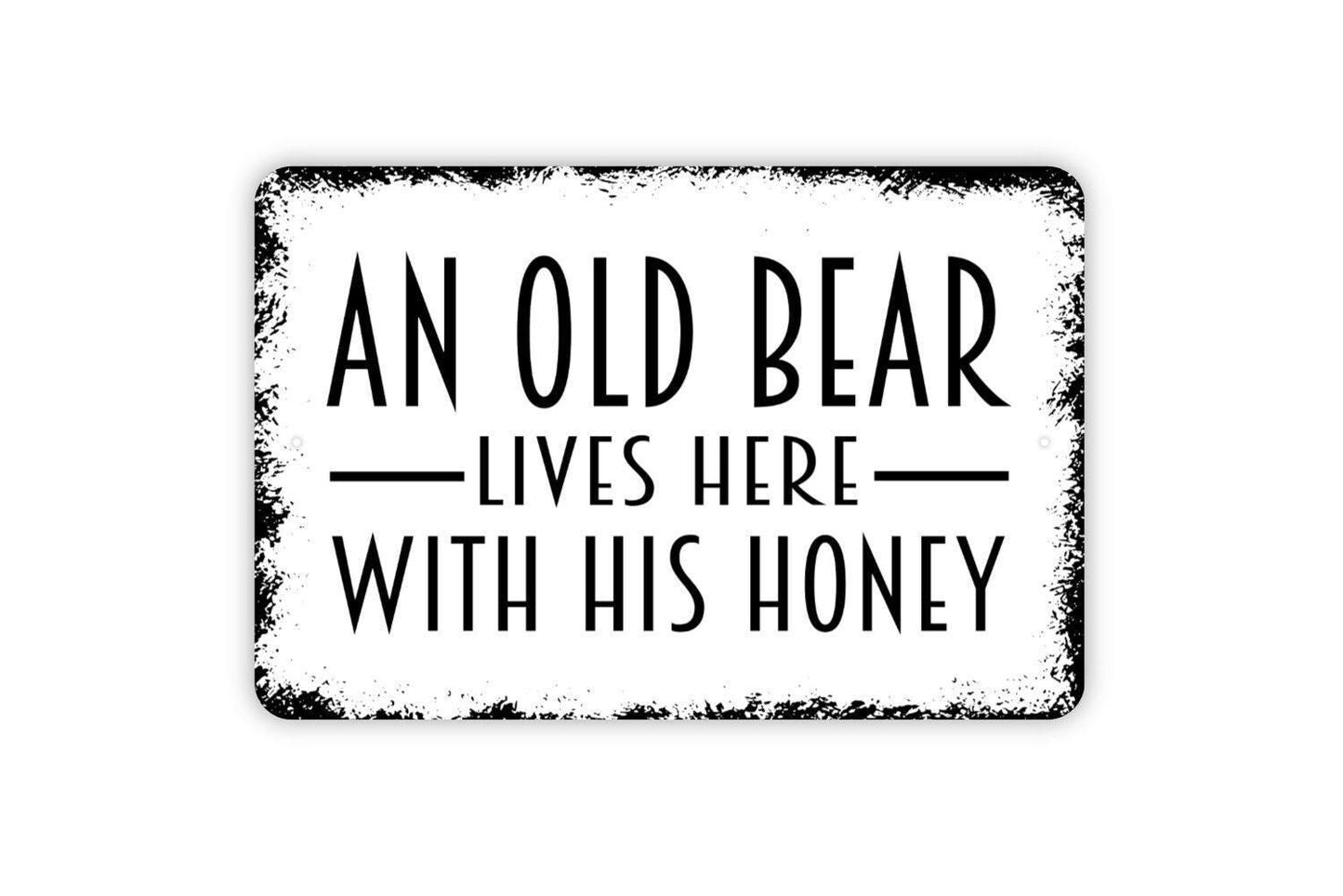 An Old Bear Lives Here With His Honey Sign – Rustic Cabin Lodge Country Home Wall Decor – Farmhouse Family Living Room Metal Sign or Sticker