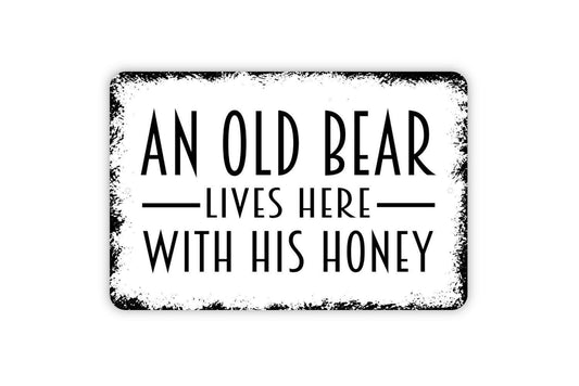 An Old Bear Lives Here With His Honey Sign – Rustic Cabin Lodge Country Home Wall Decor – Farmhouse Family Living Room Metal Sign or Sticker